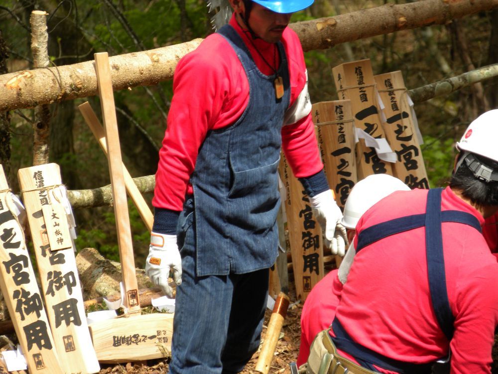 諏訪大社下社 御柱伐採①_b0329588_17454109.jpg