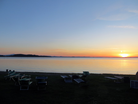 ピザと夕日と湖と_f0234936_5561619.jpg