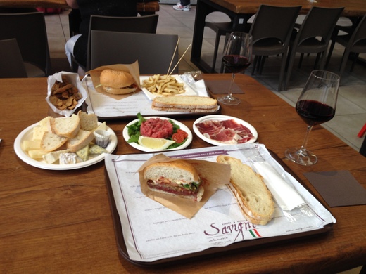 市場の1階で50ユーロ分食べつくす!_a0136671_12312163.jpg
