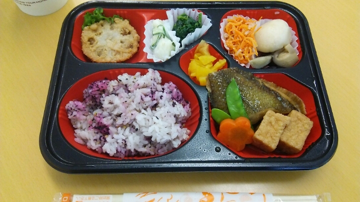 今日は会社のヘルシー弁当_c0212604_1214756.jpg