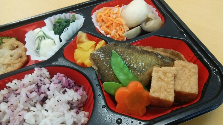 今日は会社のヘルシー弁当_c0212604_12154774.jpg