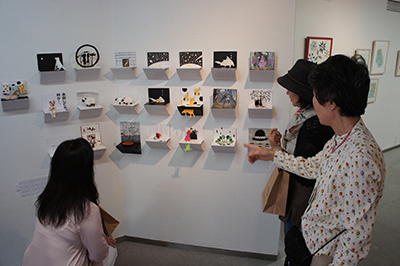 第13回「13人の机から」展が開催中です!_f0171840_13375686.jpg