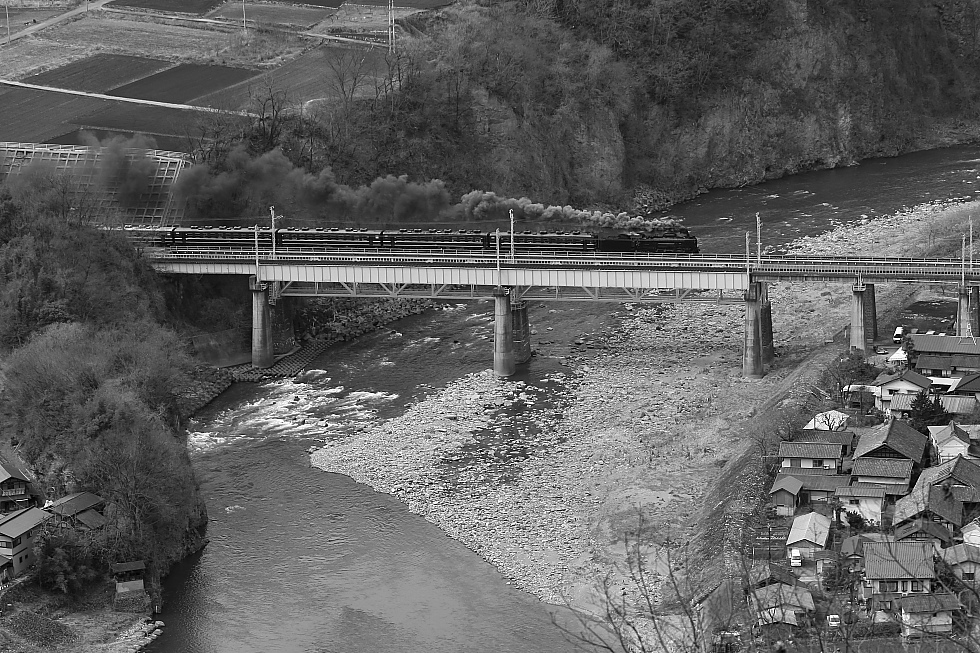 利根川を渡る煙 - 上越線 - _b0190710_655576.jpg