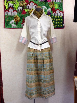 本日、シルク100%カンタ刺繍スカート入荷しました_d0187468_15432568.jpg