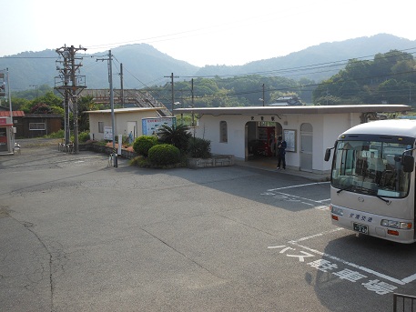 お見事(^o^)安登駅。ちょっと残念(-_-)安浦駅_e0175370_921161.jpg