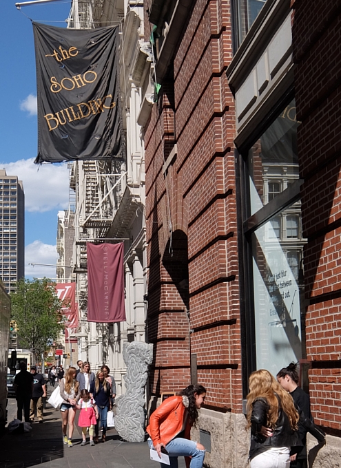 NYのSoHoにある触れて(歩いて)楽しめる街角アート_b0007805_1133546.jpg