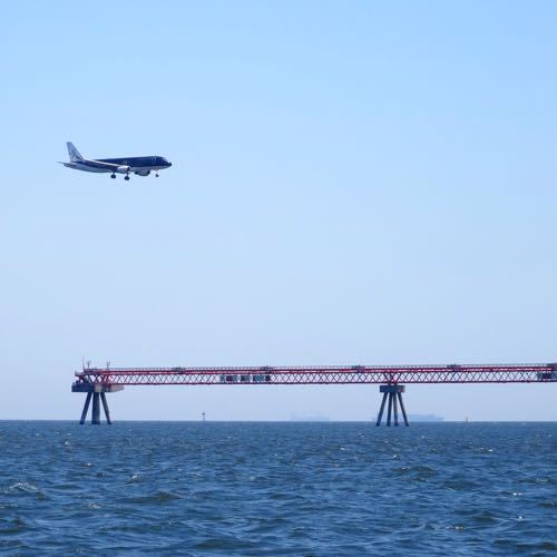 ボートで着陸寸前の飛行機を見上げるツアーはやってみたい_c0060143_23483616.jpg