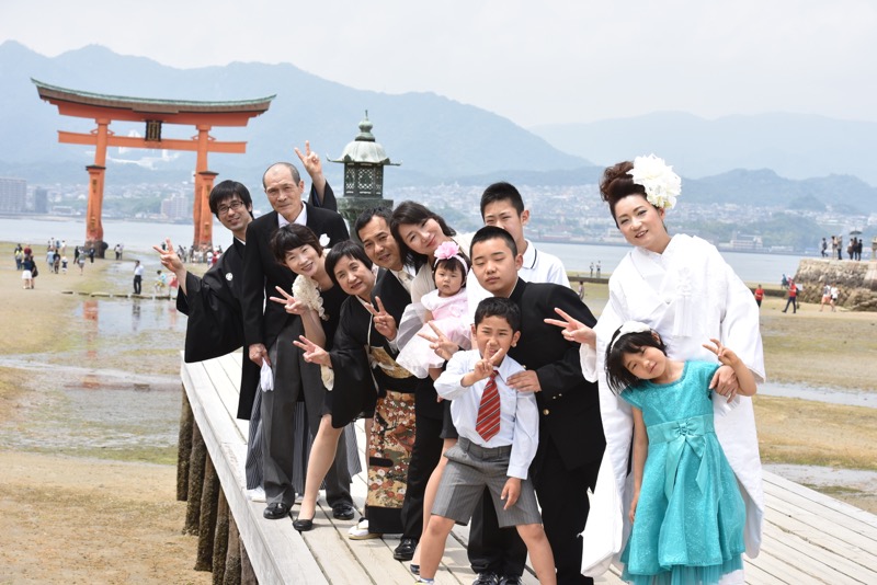 厳島神社での結婚式・写真とショートムービー撮影、定番の場所で集合写真15.5.16_c0324376_17233124.jpg