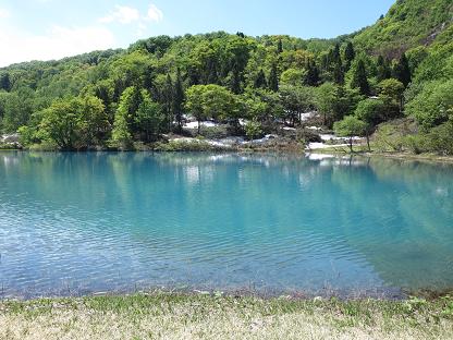戸倉山（糸魚川市） コバルトブルーの白池と山頂大展望 : 山だよねぇ