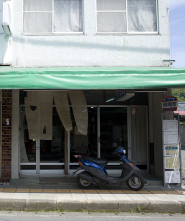 のれん紀行59 繕い直された暖簾　ワタダ陶器店_c0069903_09245278.jpg