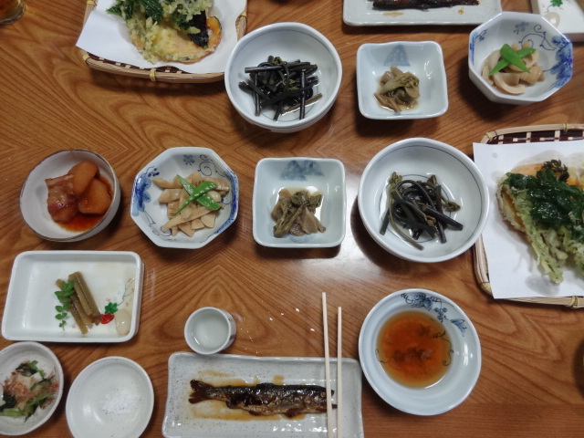 隠れ山里に住む幸せなイジンたち 十谷温泉「山の湯」の飯のことなど_e0016828_12361747.jpg