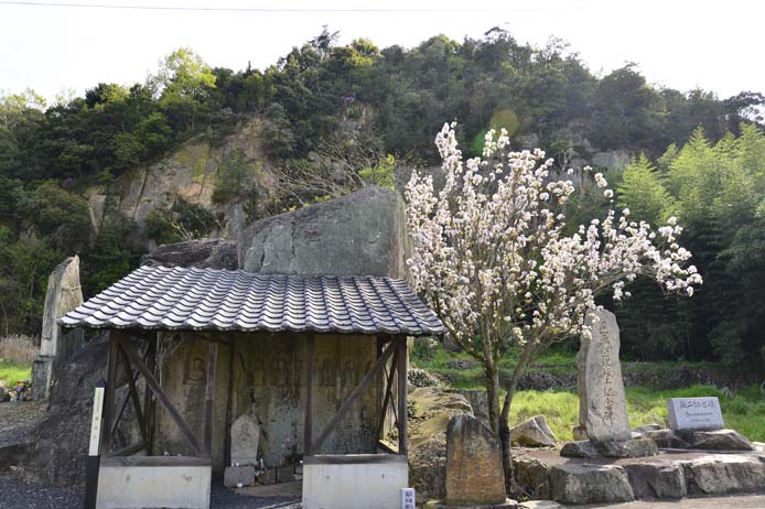 山崎の六地蔵と不動磨崖仏　　　　　　　　　　　　　　岡山県・総社市下原字山崎_d0149245_21234640.jpg