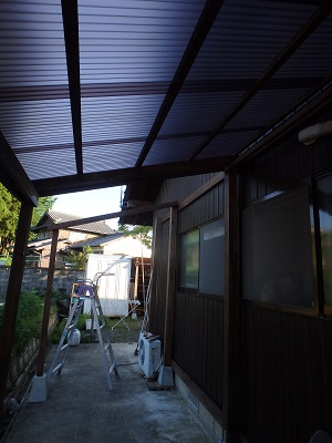 削り作業と波板取り付け_d0195183_1175039.jpg