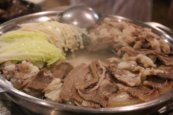 ソウルのヌティナムのチョンゴル スユクを真似て とろとろゆで牛肉の鍋 キムチ屋修行の道