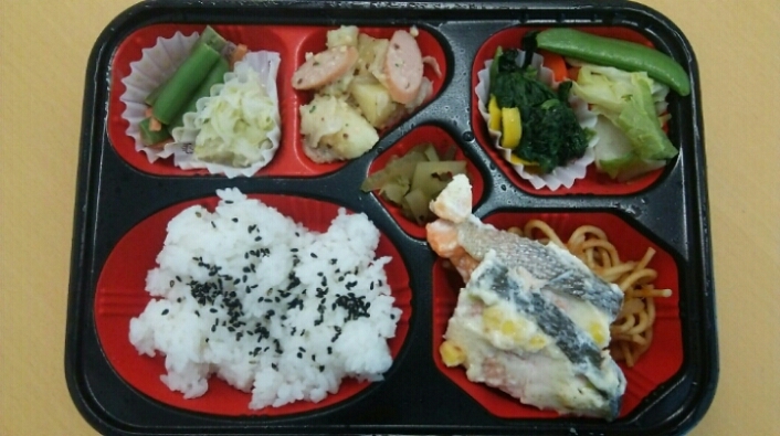 ハナ金のランチも健康弁当_c0212604_6231662.jpg