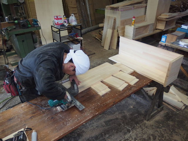 自動車の荷台に大工が造作 岩井沢工務所の現場日記 自動車の荷台に大工が造作 岩井沢工務所の現場日記