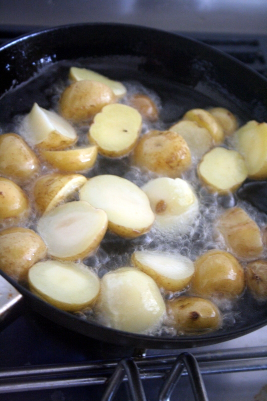 畑のめぐみ！　新ジャガと鶏肉の揚げ煮_f0141419_08573597.jpg