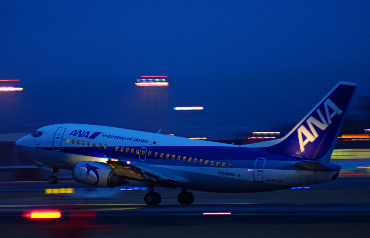 空港に夜の帳が降りる頃。_b0044115_815999.jpg