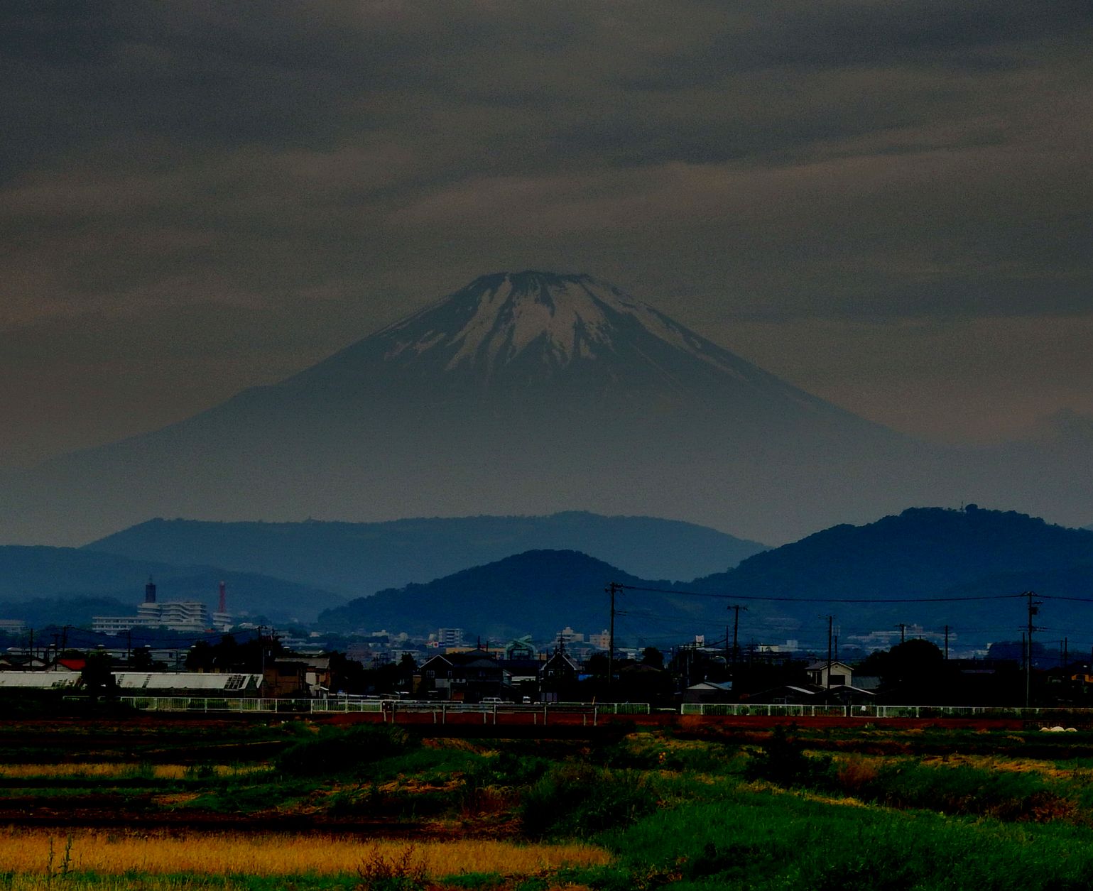 24/May  朝のおぼろ富士山とカワセミの飛翔姿_e0149934_205512.jpg