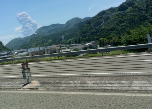 関東で食らう地震よりしょっちゅう噴火している火山の方がその存在を忘れていられるという経験則_b0060239_20265735.jpg