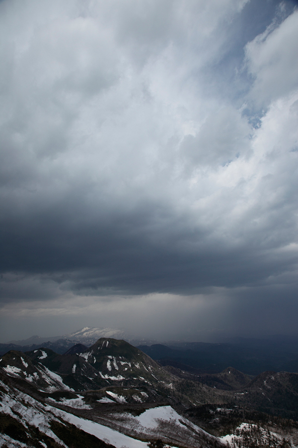 武佐岳【 山頂からの眺望は雷雲がぁ…の巻　下山編 】_f0054366_21000625.jpg