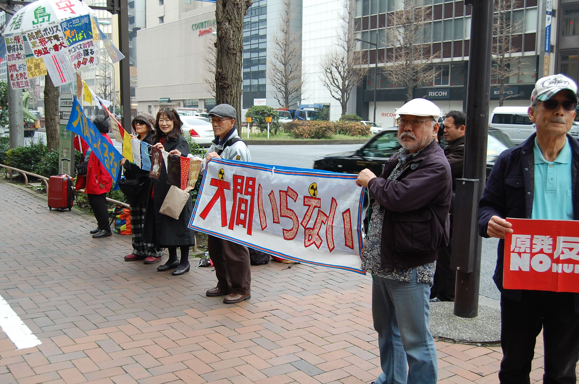 東京電源開発前でスタンディングデモ　毎月19日_a0292602_18504574.jpg