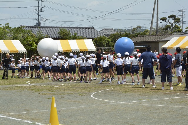 運動会１３地区対抗大玉おくり_b0197668_1922747.jpg