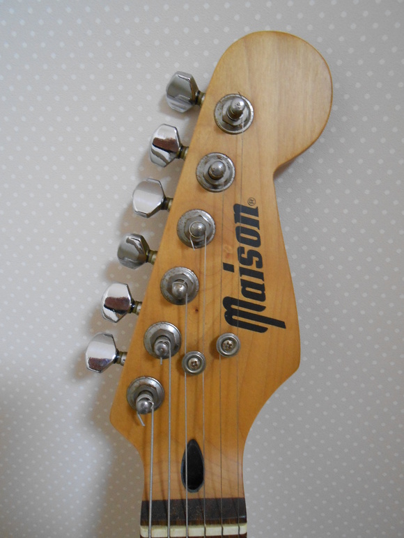 Maison ストラトタイプ レッド 1号機 : ぎたろうの安ギター伝説