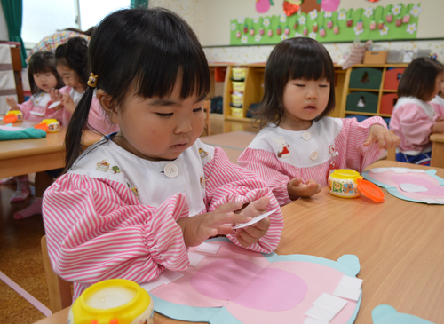 初めての糊 いちご組 15 5 26 火 大手幼稚園ブログ