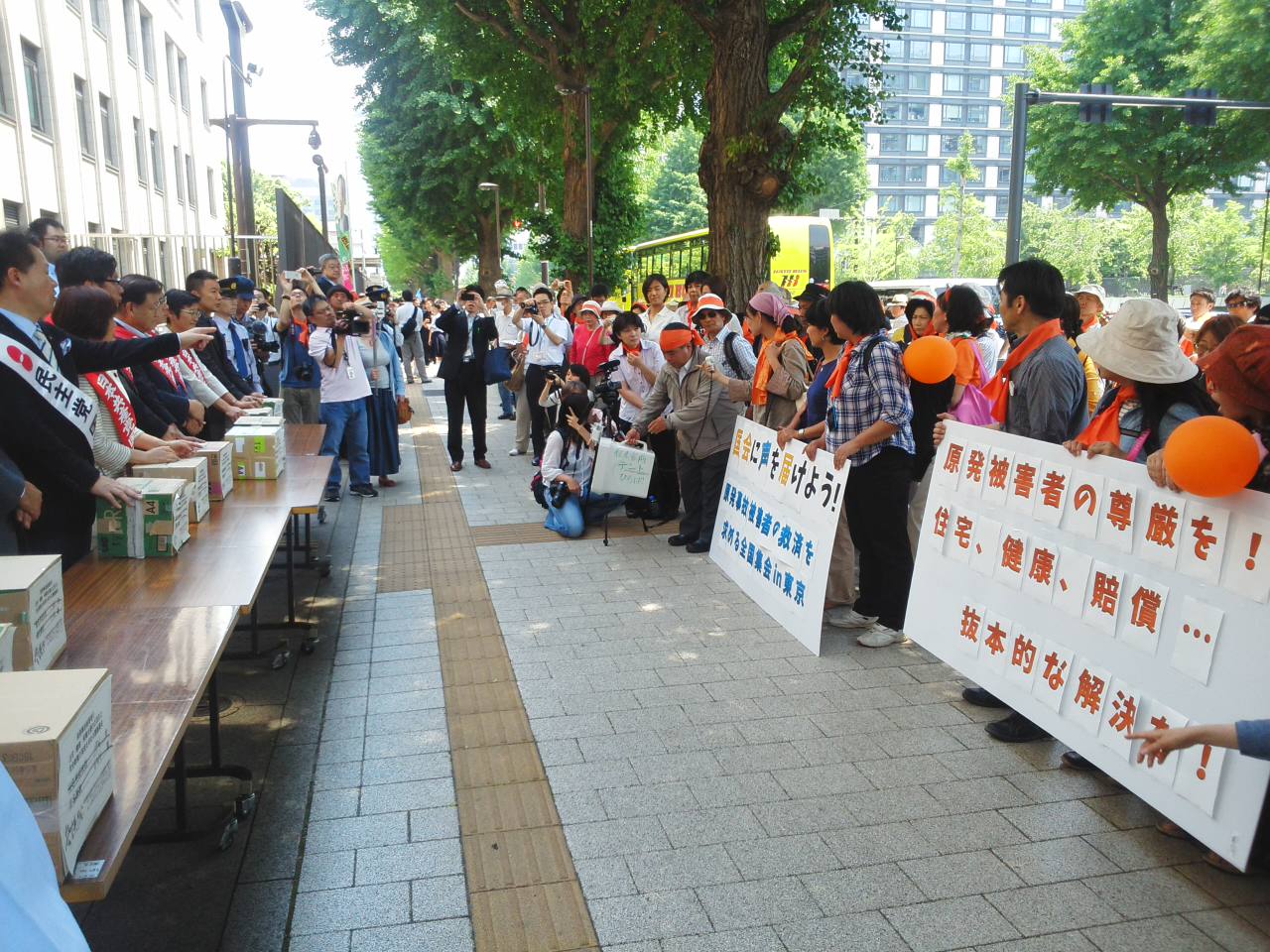住宅・健康・保養・賠償で12万3455筆の国会請願_e0068696_21194862.jpg