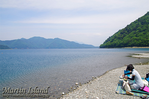 爽やかな本栖湖の岸辺で湖畔ランチ。日焼けで腕もこんがりと。_a0282620_132543.jpg