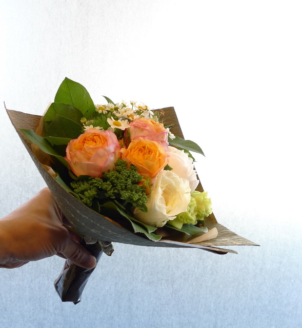 高校の保健の先生の誕生日に 美瑛町に発送 元気な感じ 小さめにまとめた花束 札幌 花屋 Mell Flowers