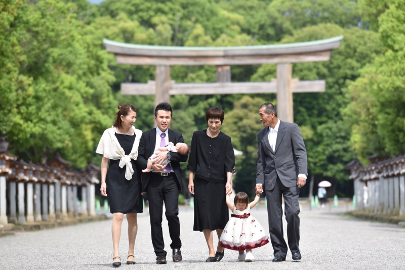 橿原神宮でのお宮参りの写真・奈良の南部で主役は神社を吹き抜ける風で気持ち良さそう15.5.31_c0324376_16222798.jpg