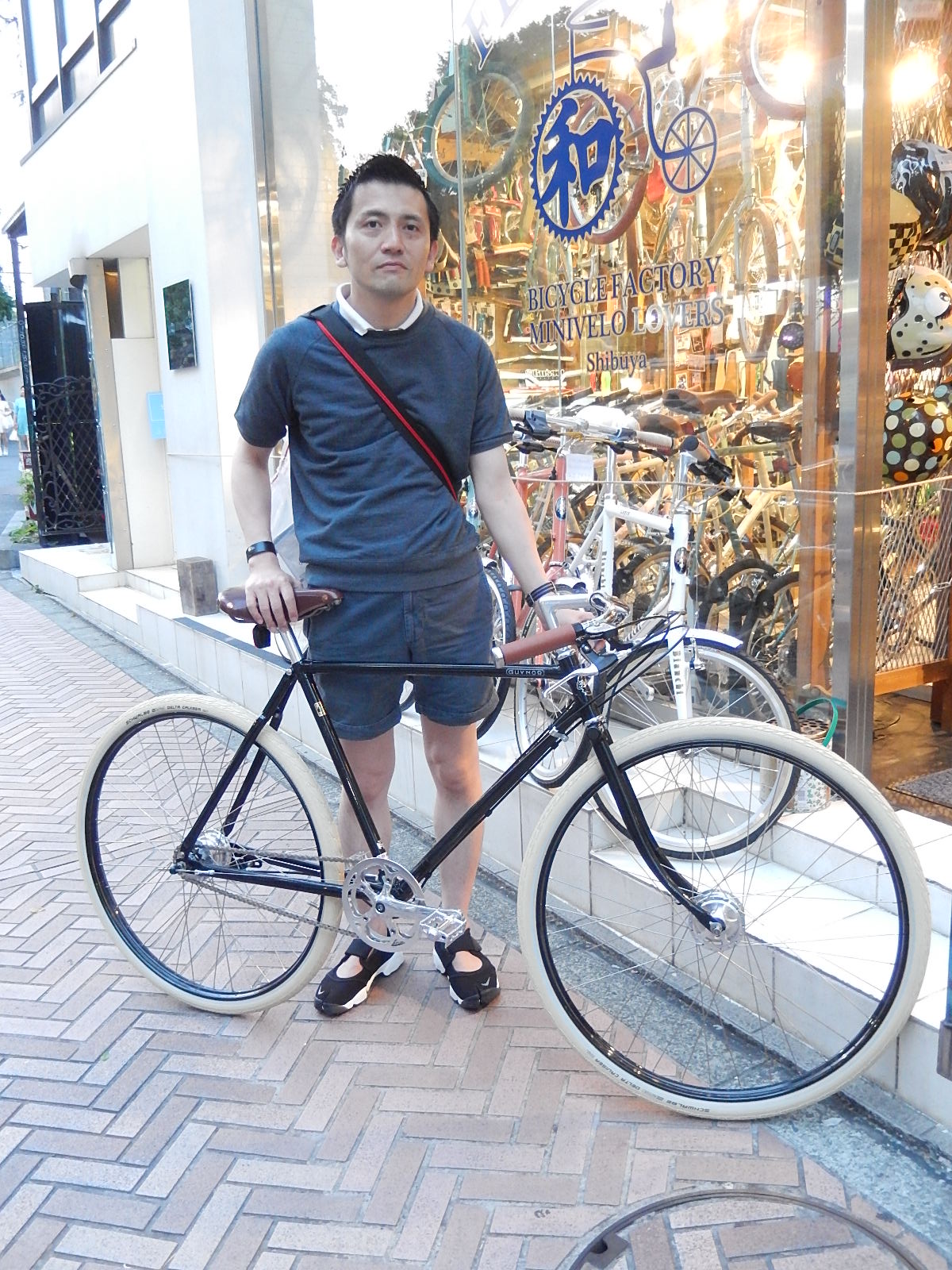 6月1日 渋谷 原宿 の自転車屋 FLAME bike前です_e0188759_1273749.jpg