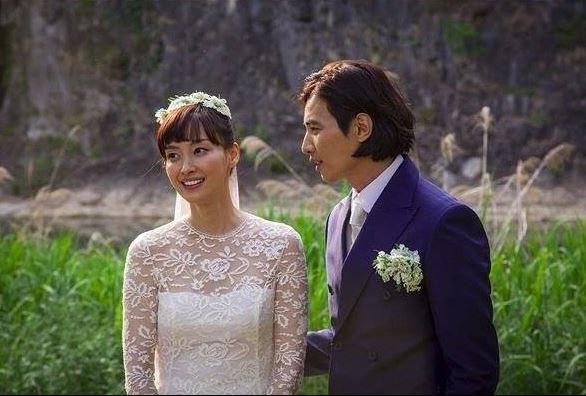 “電撃結婚”ウォンビン&イ・ナヨン、極秘結婚式の写真を公開…幸せオーラ全開!_c0047605_812181.jpg