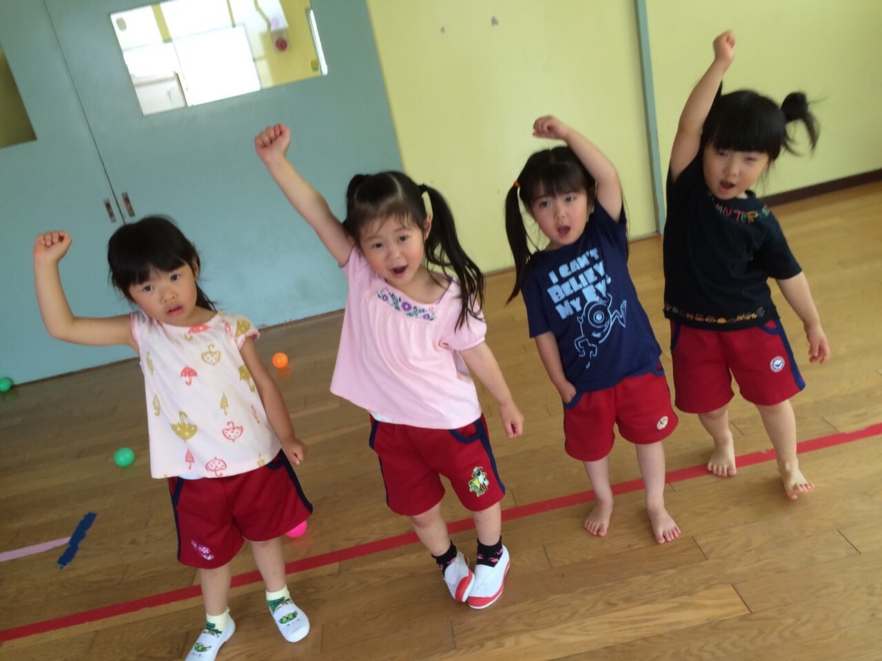 赤組 3歳児 の玉入れ まこと保育園 子どもたち可愛いてどんならん 赤組 3歳児 の玉入れ まこと保育園 子どもたち可愛いてどんならん