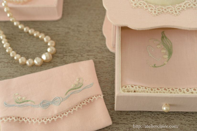 すずらんシリーズの刺繍とカルトナージュ_a0157409_08282511.jpg