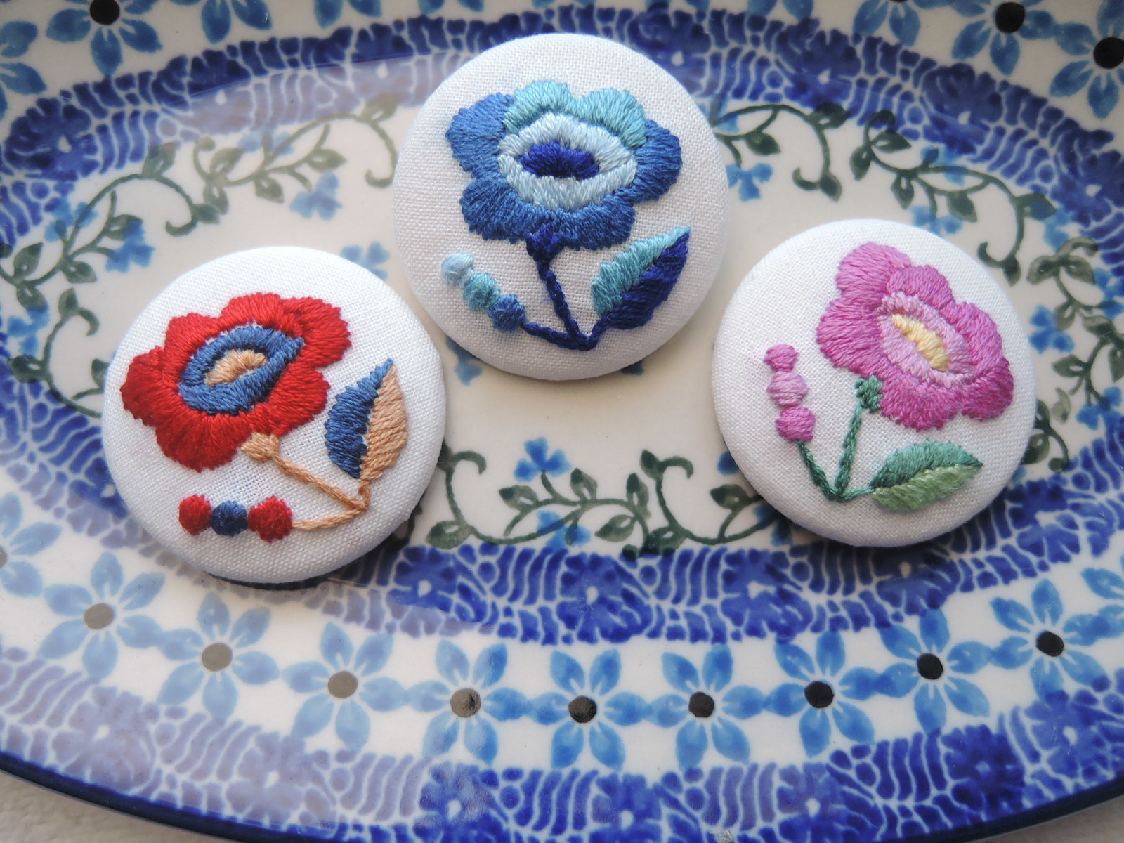 刺繍教室を開催しました カロチャ刺繍のブローチ うずむむむ 刺繍教室を開催しました カロチャ刺繍のブローチ うずむむむ