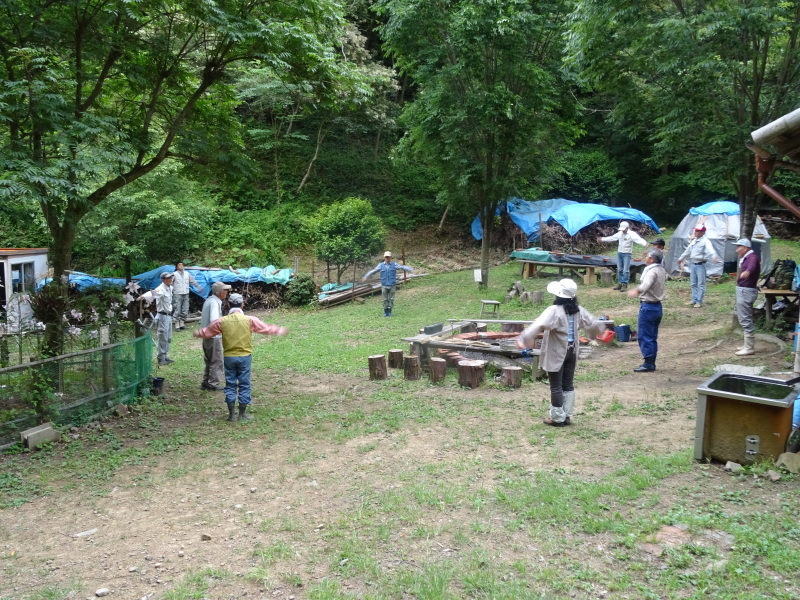 雨の中何かと作業　in　孝子の森_c0108460_18100433.jpg