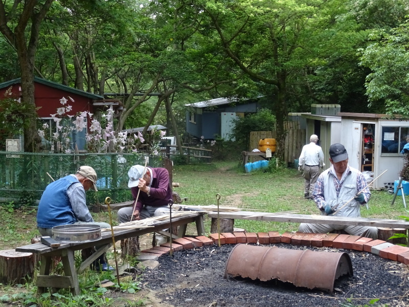 雨の中何かと作業　in　孝子の森_c0108460_18100723.jpg