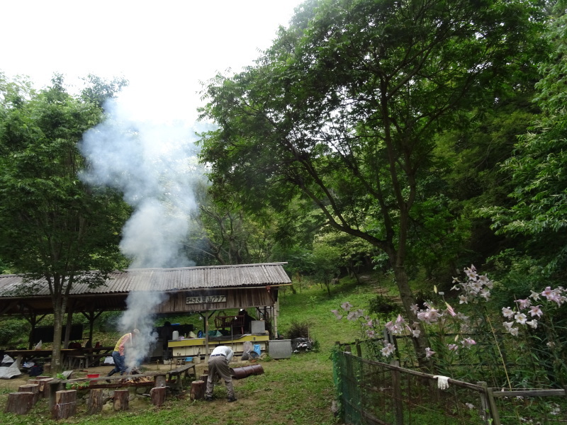 雨の中何かと作業　in　孝子の森_c0108460_18114903.jpg