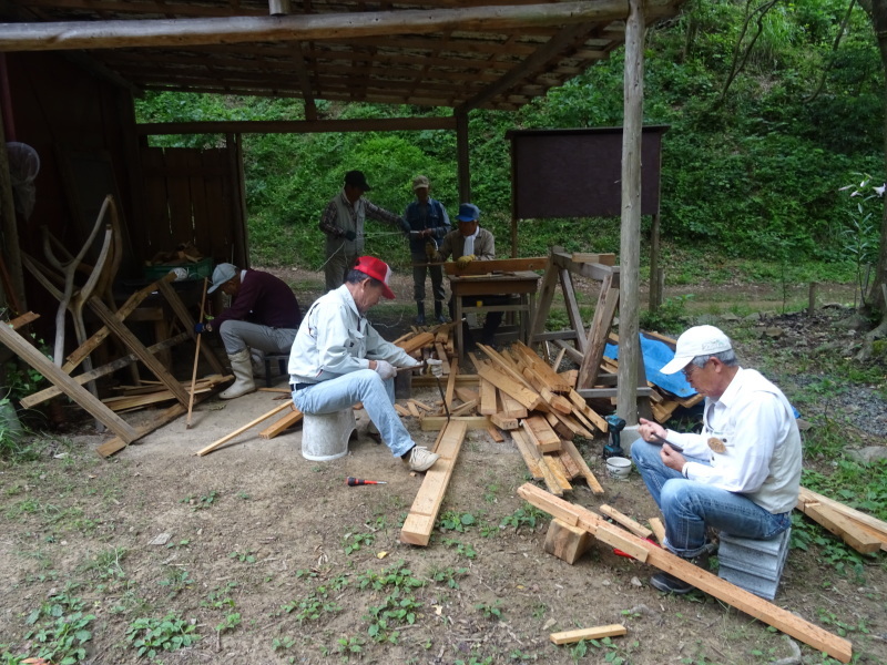 雨の中何かと作業　in　孝子の森_c0108460_18115213.jpg