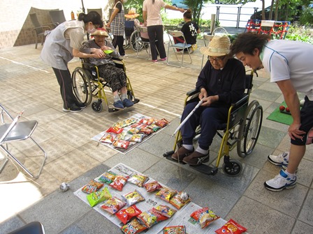 倶楽部中庭での運動レク_e0191174_1593598.jpg