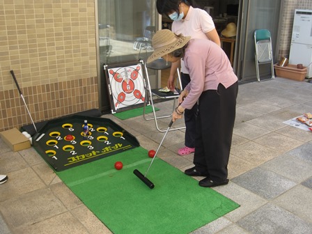 倶楽部中庭での運動レク_e0191174_159574.jpg