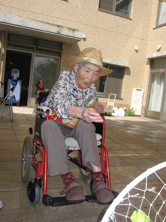 倶楽部中庭での運動レク_e0191174_201992.jpg