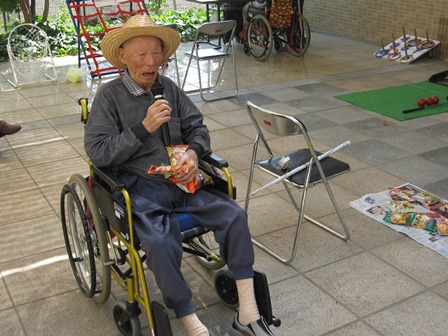 倶楽部中庭での運動レク_e0191174_202754.jpg