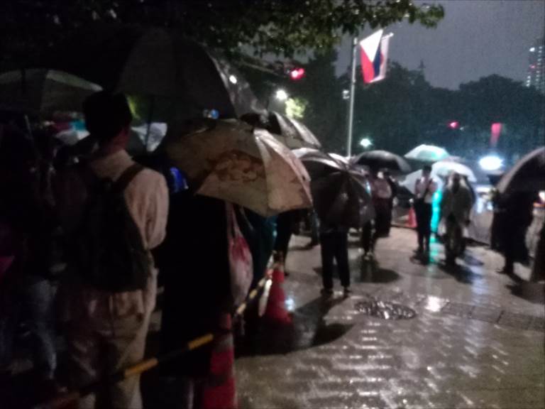 2015/6/5　雨の中、約1900人が国会・官邸前で抗議_c0024539_022382.jpg