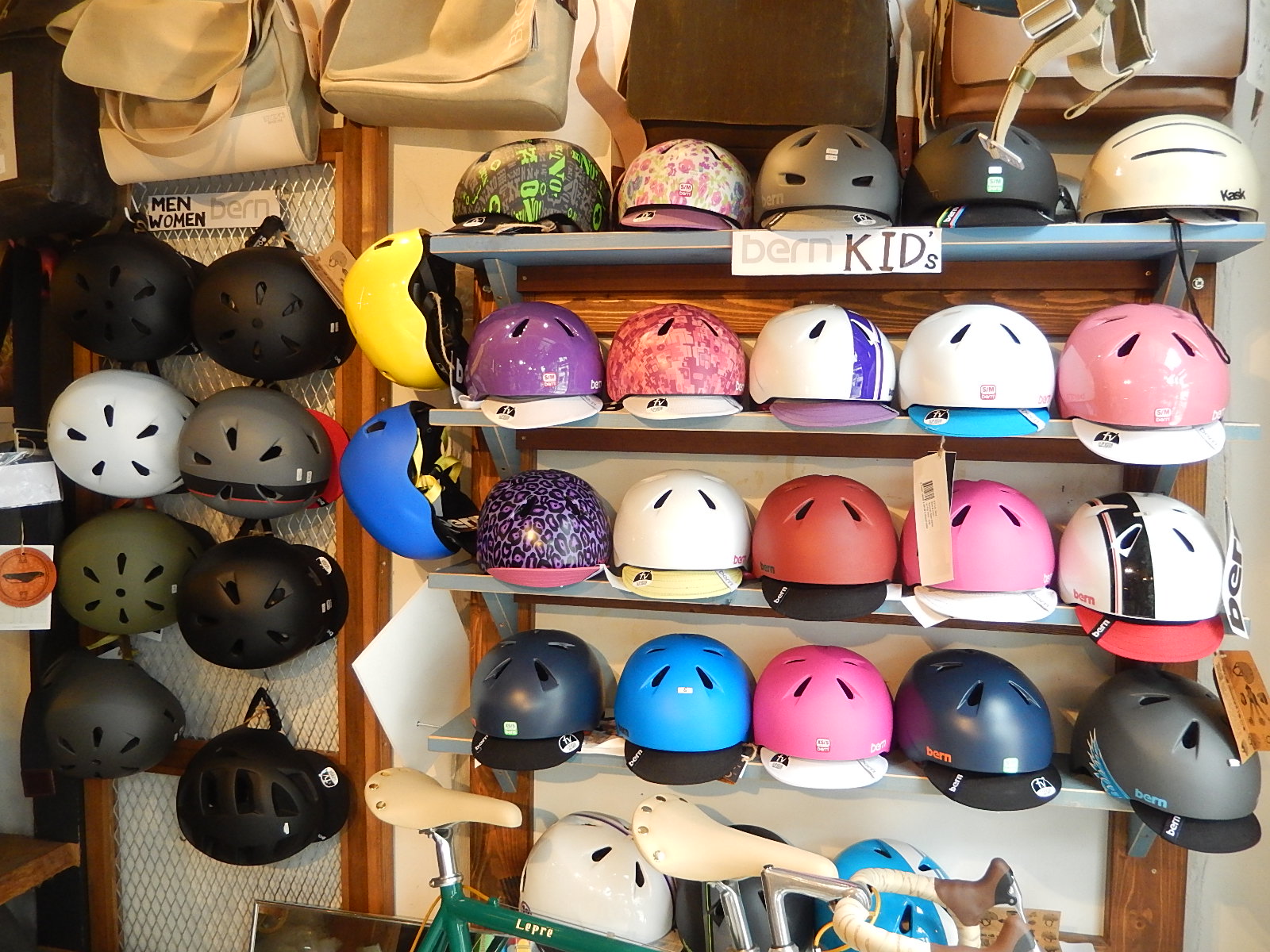 6月6日 渋谷 原宿 の自転車屋 FLAME bike前です_e0188759_1372546.jpg