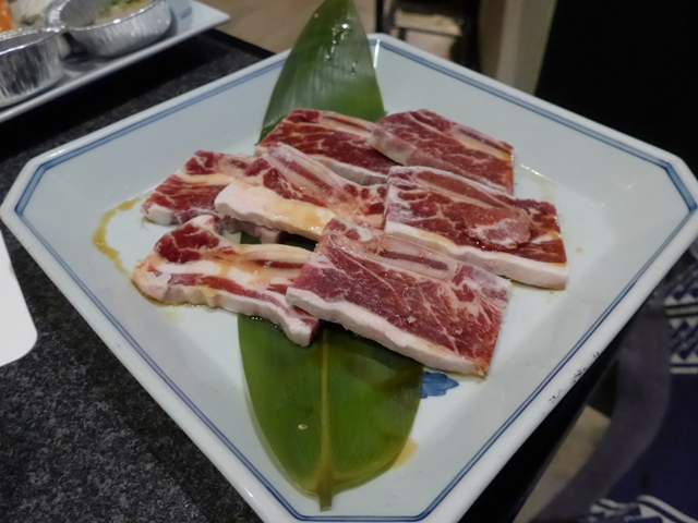 新宿「やきにく亭 六歌仙」へ行く。_f0232060_1372993.jpg