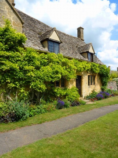 イギリスの古民家から学ぶ 長く住める家の自然素材の組み合わせ コッツウォルズ すべての家族に快適さと喜びをつくる マルデコ